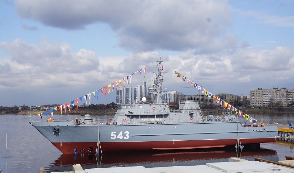 Корабль с самым большим в мире корпусом из монолитного стеклопластика спустили на воду в Петербурге