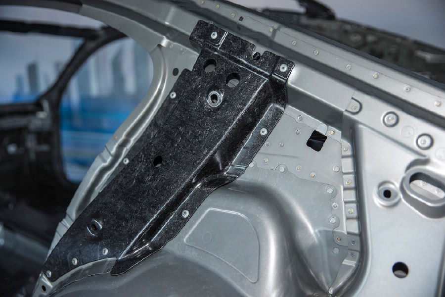 Рисунок 3. Задняя стойка кузова из полиэфирного листового прессматериала (SMC, в BMW 7 серии) [13]