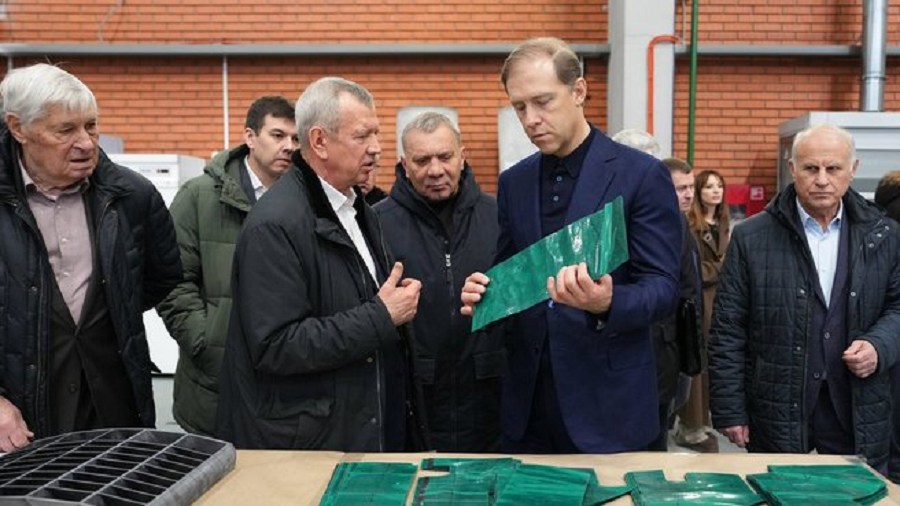 Мантуров ознакомился с уникальными разработками в области авиационных двигателей