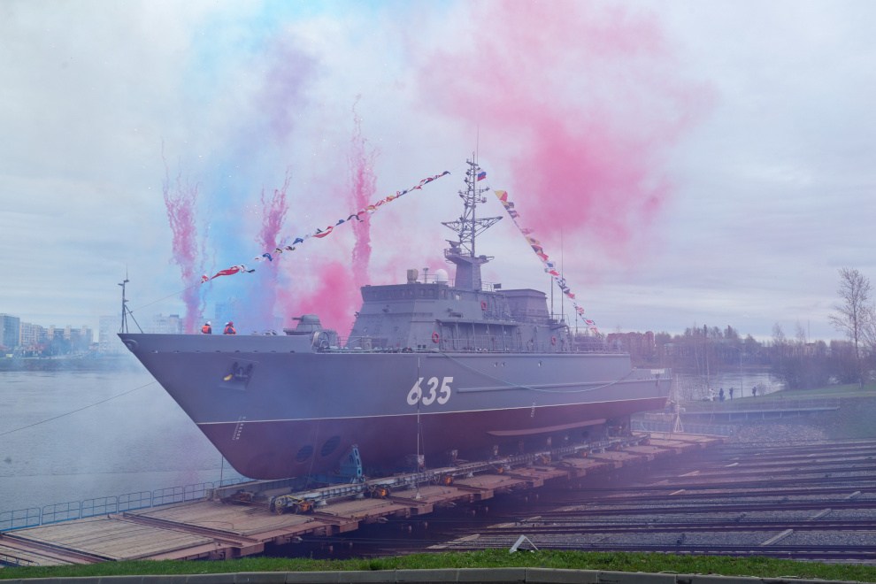 Корабль с самым большим в мире корпусом из стеклопластика спустили на воду в Петербурге