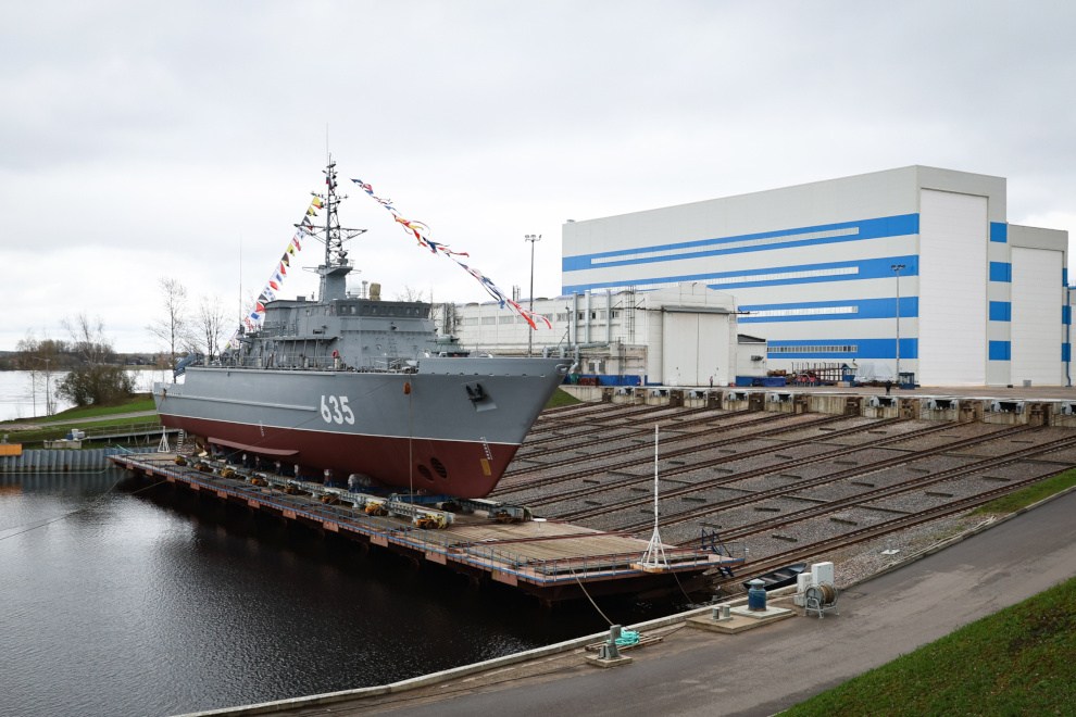 Корабль с самым большим в мире корпусом из стеклопластика спустили на воду в Петербурге