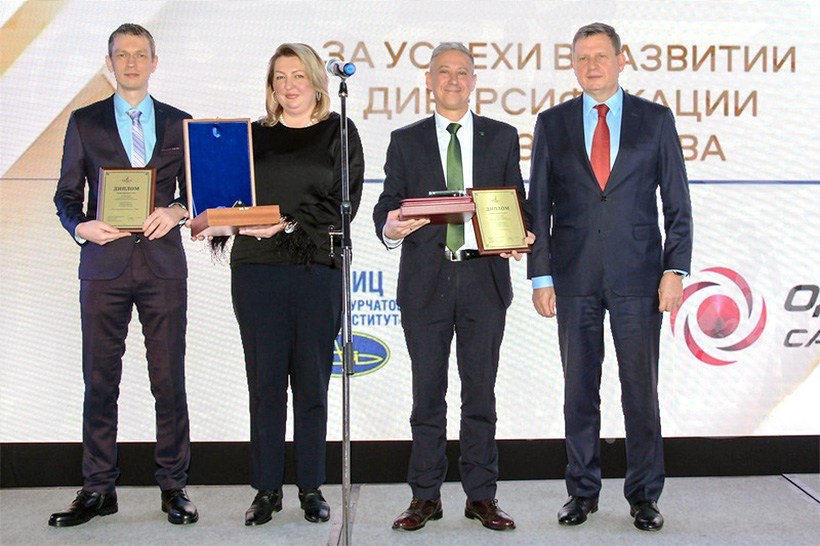 Коллектив авторов наградили за разработку листового углепластика на основе ПЭЭК и углеродной ткани. Изображение: пресс-служба ВИАМ