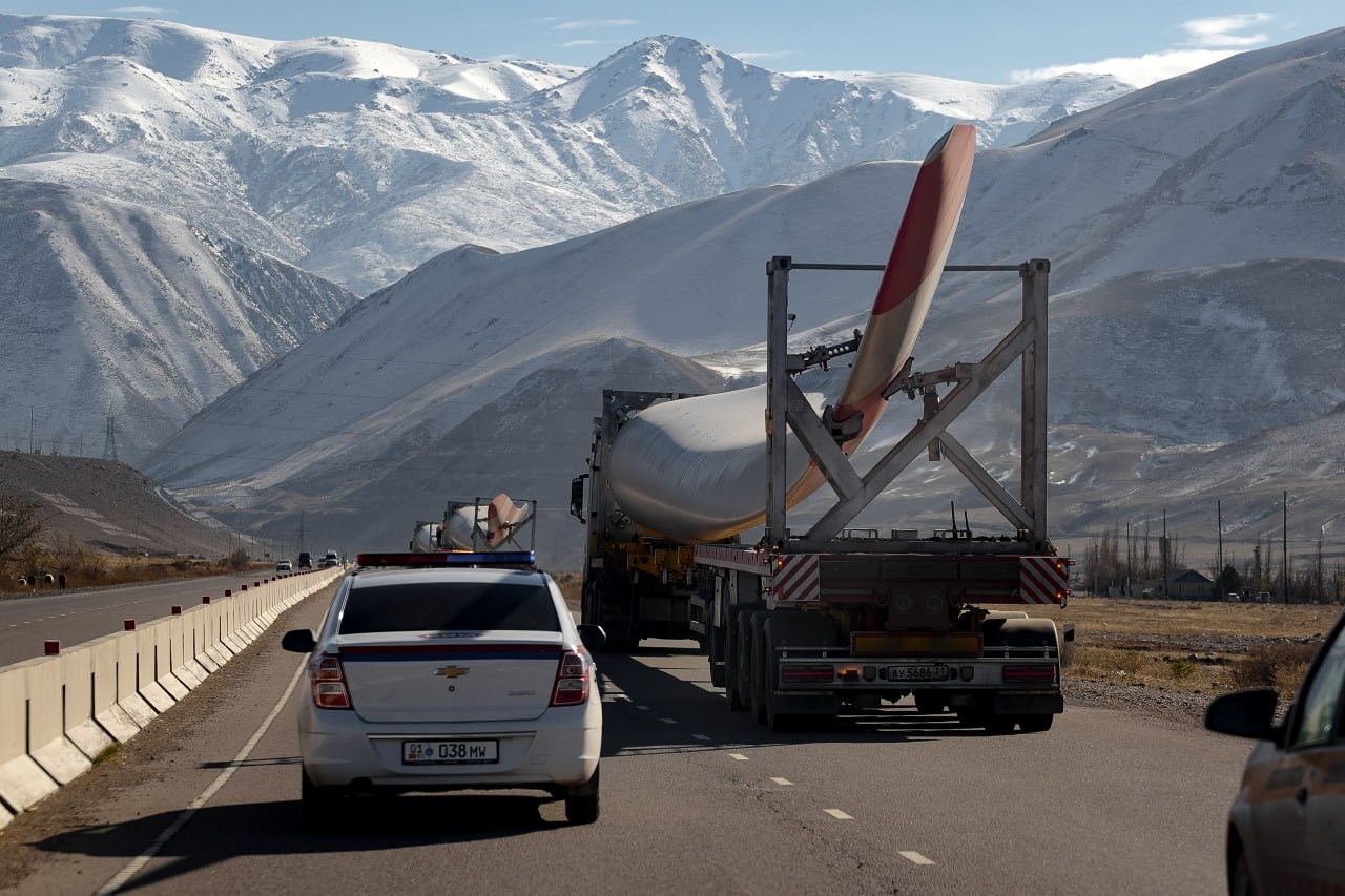 «Росатом» поставил первые лопасти для ветропарка в Кыргызстане